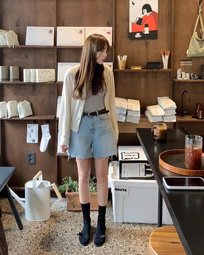 Set đồ với quần short denim và áo dài tay cực phong cách