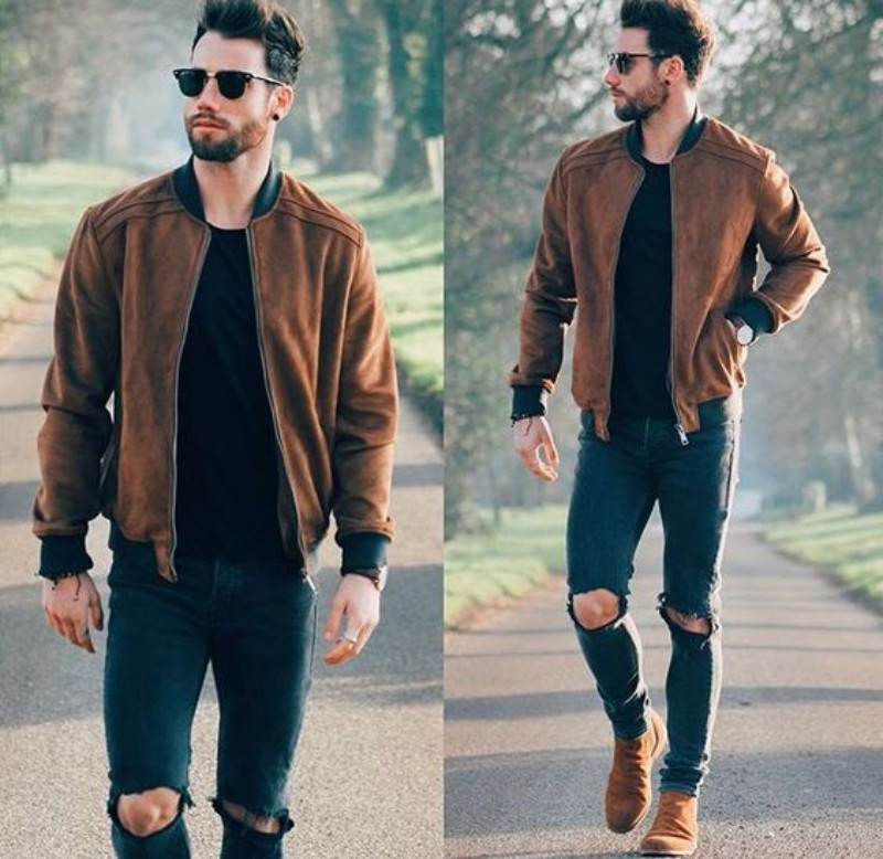 Sneaker được kết hợp cùng quần skinny xanh và áo khoác bomber tạo cảm giác bụi bặm và từng trải.