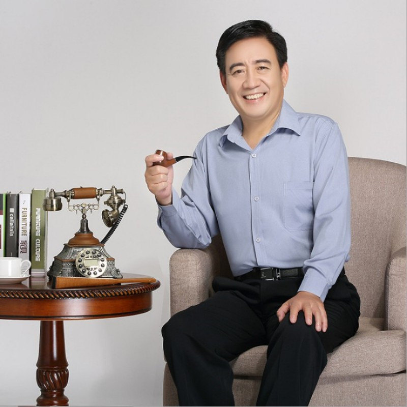 Sơ mi tay dài là vật không thể thiếu của đàn ông trung niên.