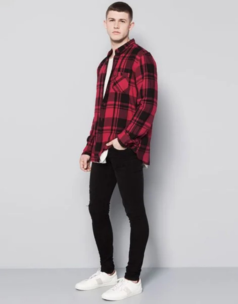 Sự kết hợp hoàn hảo giữa quần skinny, áo trắng và sơ mi caro giúp tăng vẻ thời thượng.