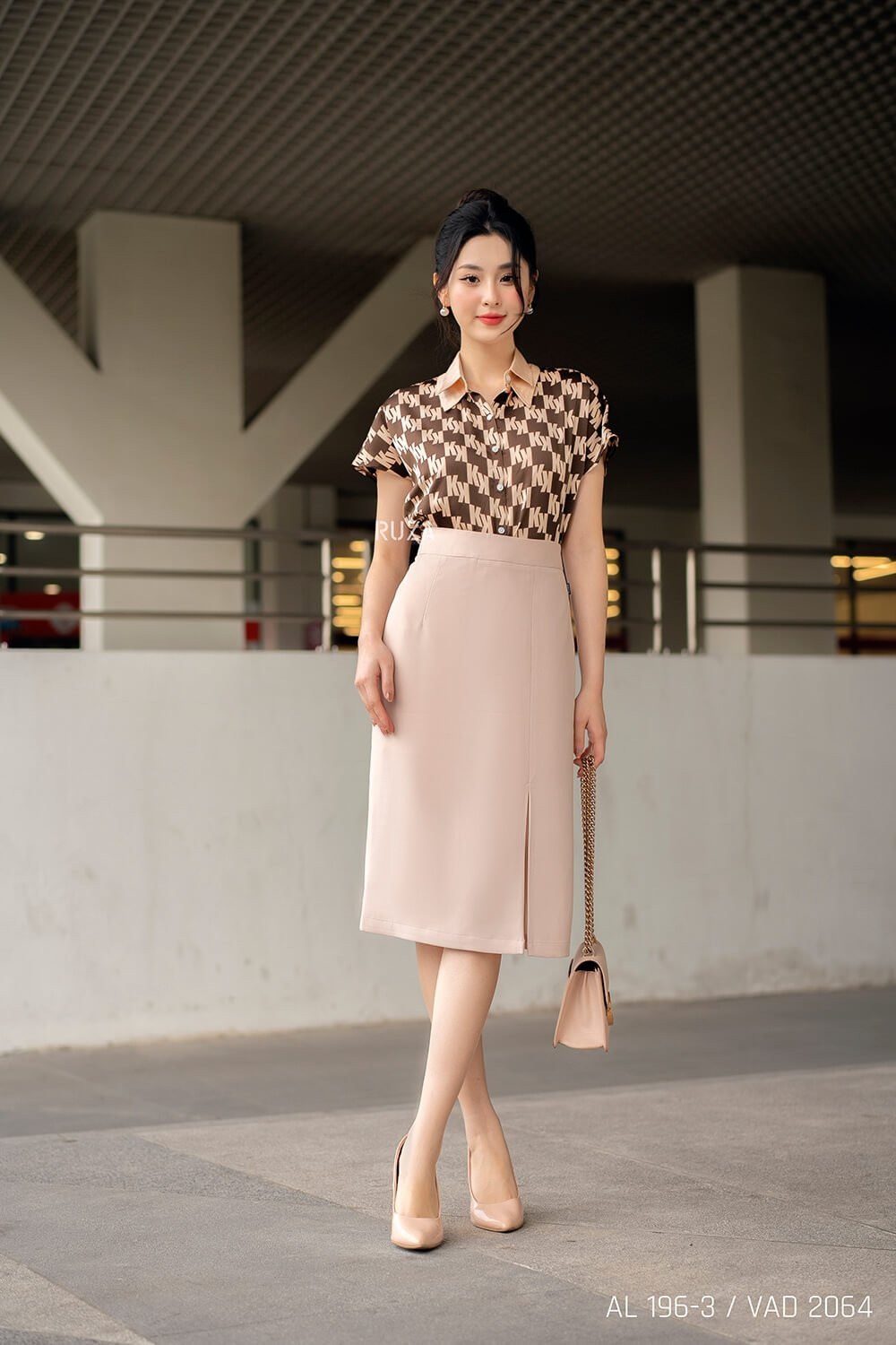 Chi tiết hoa văn nổi bật trên áo sơ mi