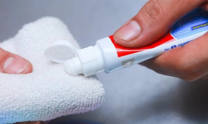 [Mẹo] 7 cách tẩy áo trắng bị ngả màu ố vàng (Trắng đẹp lại như mới)