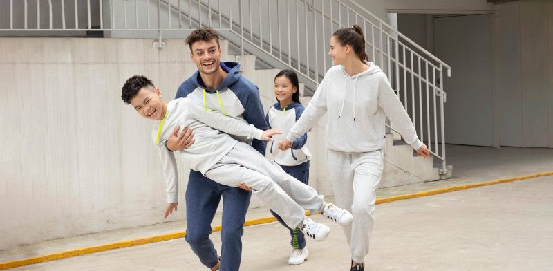 Áo Hoodie là gì? Cách phối đồ với Hoodie chất hơn nước cất