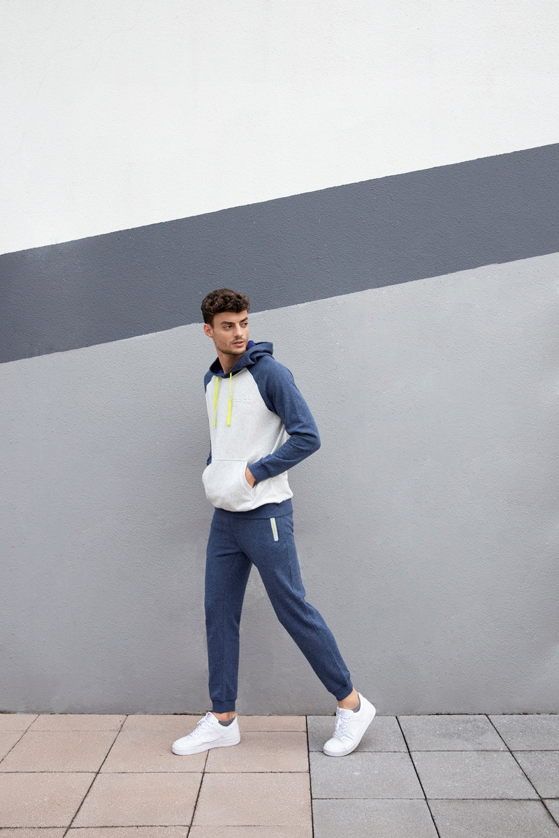 Áo Hoodie là gì? Cách phối đồ với Hoodie chất hơn nước cất