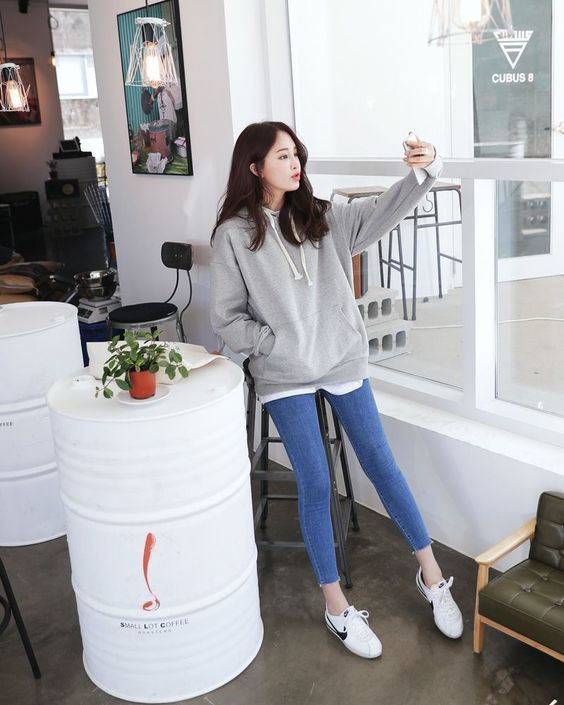 Áo Hoodie là gì? Cách phối đồ với Hoodie chất hơn nước cất