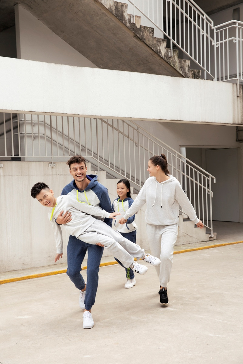 Áo Hoodie là gì? Cách phối đồ với Hoodie chất hơn nước cất