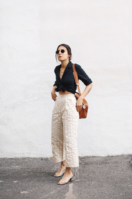 Croptop là gì? Cách phối áo croptop đẹp mà không bị quá lố