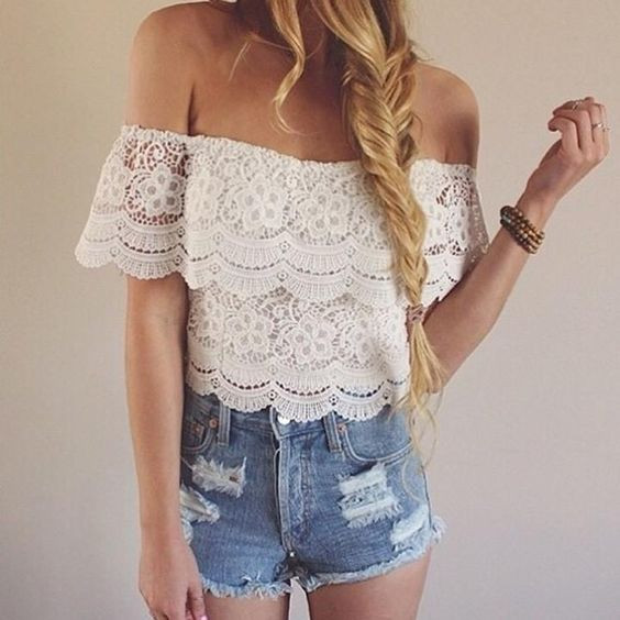 Croptop là gì? Cách phối áo croptop đẹp mà không bị quá lố
