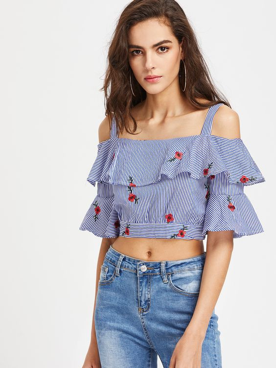 Croptop là gì? Cách phối áo croptop đẹp mà không bị quá lố