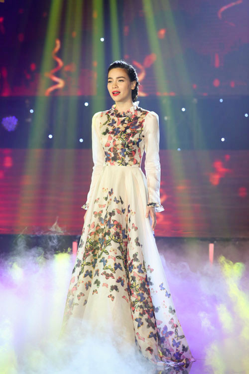 Hà Hồ với phong cách váy hoa