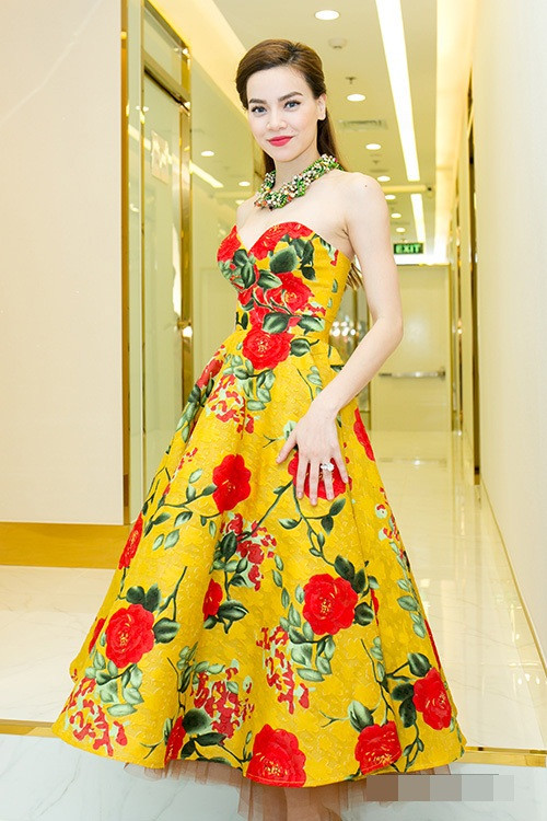 Hà Hồ với phong cách váy hoa