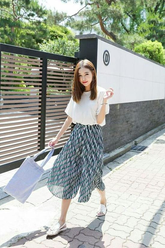 Hướng dẫn phối đồ đi biển? 20 cách Mix đồ đi biển đẹp nhất 2025