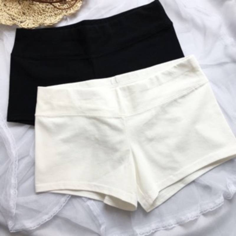 Mặc quần bảo hộ nữ mặc váy có cần mặc thêm quần lót không?