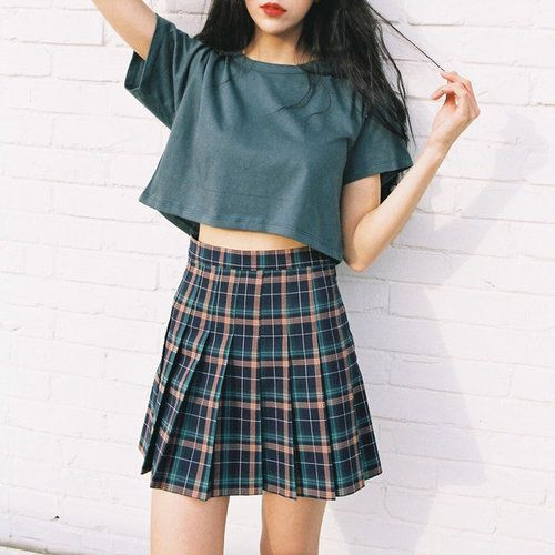 Phối đồ với chân váy xếp ly: mặc kết hợp với áo gì, giày gì đẹp?