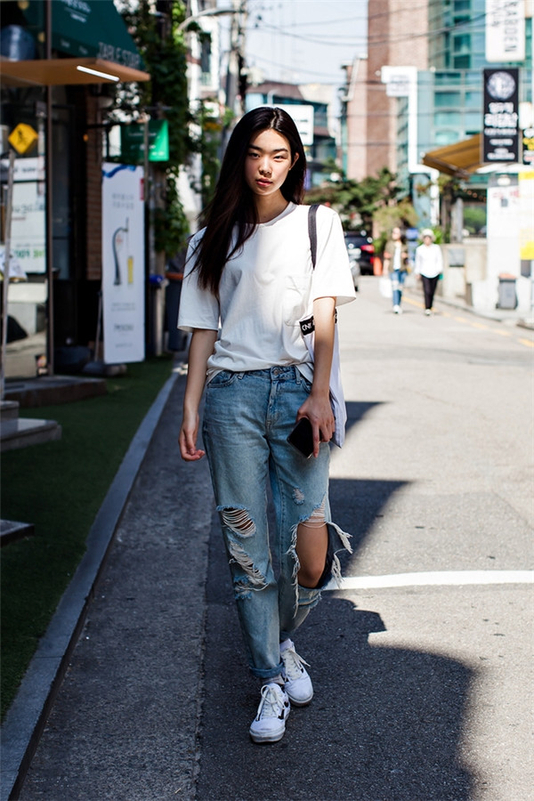 Phối quần jeans rách với áo gì chuẩn vẻ đẹp street wear?