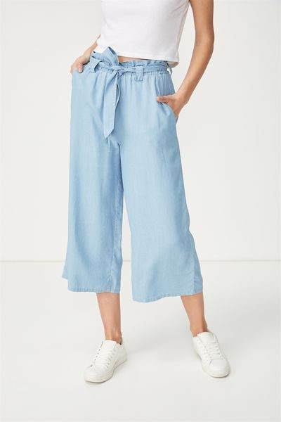 Quần Culottes là gì? Phối đồ với quần ống rộng như thế nào?